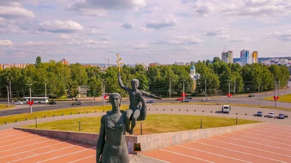 Oroszország, Penza - 2017. augusztus 27.: Emlékmű a katonai és a munkaerő vitézség a Penza ember alatt a Nagy Honvédő Háború (Victory Monument). Penza, Oroszország — Stock Fotó