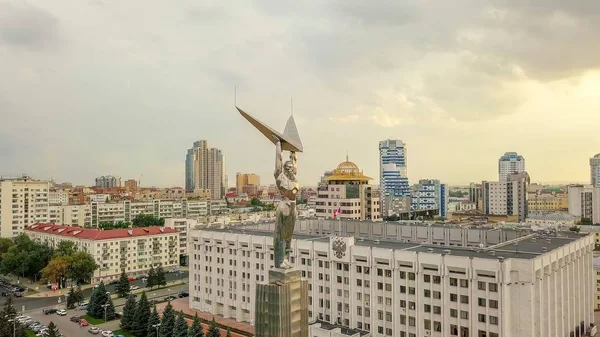 Ryssland, Samara - 14 September 2017: Panoramautsikt över torget i härlighet. Monument of Glory, regeringen i Samara regionen — Stockfoto