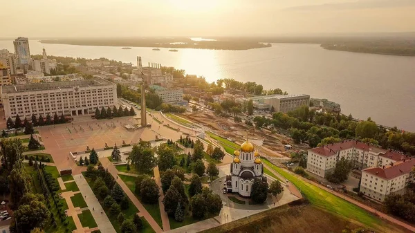 러시아, 사마라-9 월 14 일, 2017: 영광의 광장의 보기. 영광 기념물, 신성한 훌륭한 순 교자 조지 승리의 명예에 사원. 사마라 지역의 정부 — 스톡 사진