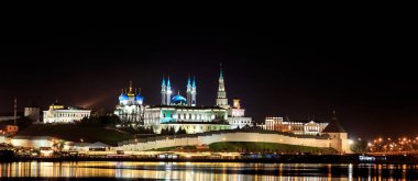 Kazan Kremlin. Nehrin yansıması ile gece manzara. Kazan,