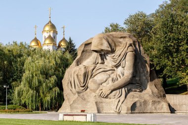 Rusya, Volgograd - 28 Ağustos 2017: Acılı anne. Kahramanlara