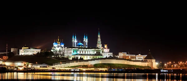 Kazan Cremlino. Vista notturna dal fiume con riflesso. Kazan , — Foto Stock