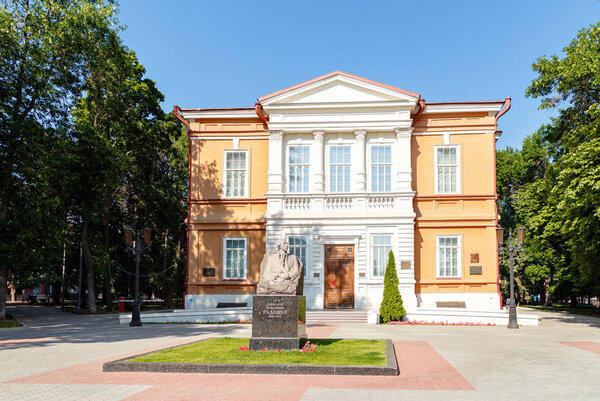 Россия, Саратов - 27 августа 2017 года: Памятник Александру Николаю
