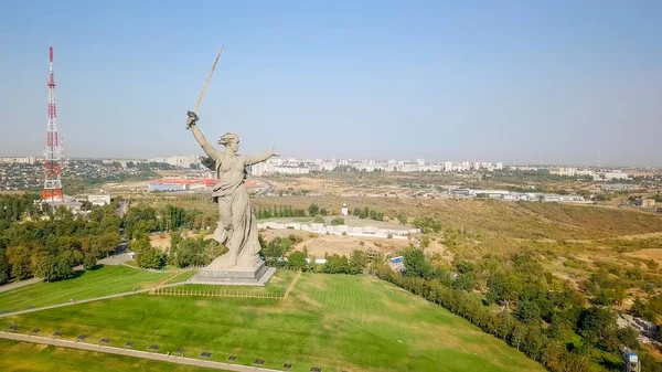 Szobor a Szülőföld hívások! -összetételi középpontja a hősök a csata Sztálingrád a Mamayev Kurgan műemlékegyüttes. Kora reggel. Volgográd, Oroszország — Stock Fotó