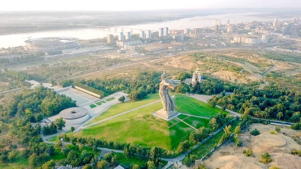 Vatan aramalar heykel! -kompozisyon Merkezi anıt-Ensemble Heroes of Stalingrad Savaşı Mamayev Kurgan olarak için. Sabah erkenden. Volgograd, Rusya Federasyonu — Stok fotoğraf