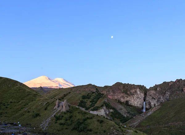 Yaz aylarında Kuzey Elbrus. Şelale manzarası. Kafkas — Stok fotoğraf