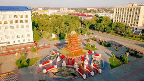 Rusya, Elista, Kalmıkya - 12 Eylül 2017: Pagoda Pagoda Lenin merkezi kare yılında şehrin içinde yedi gün- — Stok fotoğraf