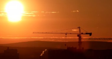 Kule Vinç karşı günbatımı gökyüzü inşaat sahasında. Ekaterinburg, Rusya Federasyonu. Video. UltraHD (4k)