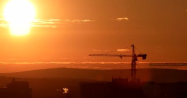 Kule Vinç karşı günbatımı gökyüzü inşaat sahasında. Ekaterinburg, Rusya Federasyonu. Video. UltraHD (4k)