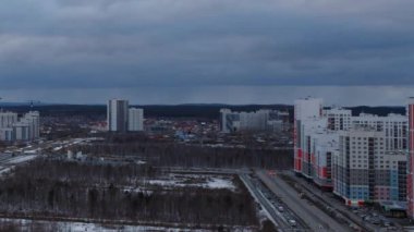 Yeni sokak. Gün batımı. Ekaterinburg, Rusya Federasyonu. Zaman atlamalı. Video