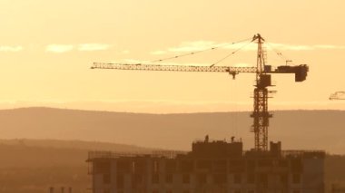 Kule Vinç karşı günbatımı gökyüzü inşaat sahasında. Ekaterinburg, Rusya Federasyonu. Video. UltraHD (4k)