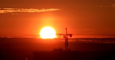 Kule Vinç karşı günbatımı gökyüzü inşaat sahasında. Ekaterinburg, Rusya Federasyonu. Video. UltraHD (4k)