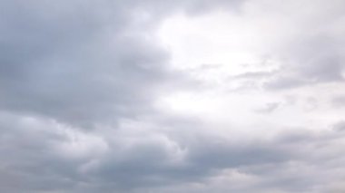 Bulutlar. Gün batımından önce zaman. Zaman atlamalı. Video