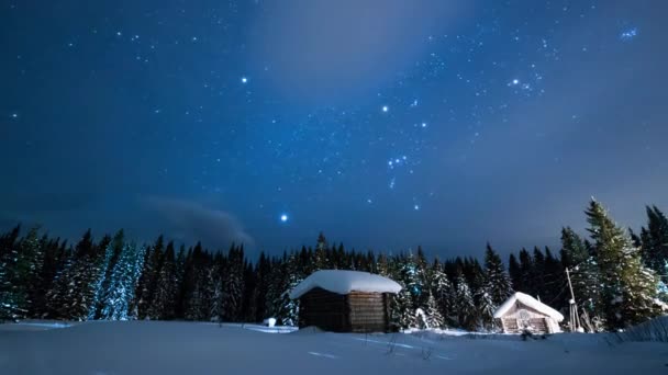Pequena Casa Contra Céu Estrelado Floresta Nevada Sempre Verde Inverno — Vídeo de Stock