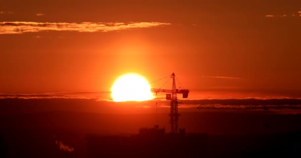 Γερανός Πύργων Στο Εργοτάξιο Κατά Ηλιοβασίλεμα Ουρανό Αικατερινούπολη Ρωσική Ομοσπονδία — Αρχείο Βίντεο
