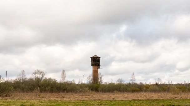 Watertoren Tegen Dichte Wolken Time Lapse Video — Stockvideo