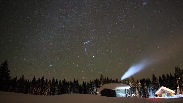 Μικρό Σπίτι Εναντίον Έναστρο Ουρανό Και Αειθαλή Χιονισμένο Δάσος Χειμώνα — Αρχείο Βίντεο
