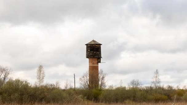 Wasserturm Gegen Dichte Wolken Zeitraffer Video — Stockvideo