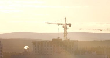 Kule Vinç karşı günbatımı gökyüzü inşaat sahasında. Ekaterinburg, Rusya Federasyonu. Video. UltraHD (4k)