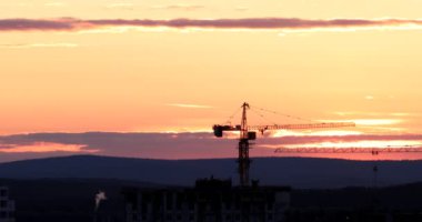 Kule Vinç karşı günbatımı gökyüzü inşaat sahasında. Ekaterinburg, Rusya Federasyonu. Video. UltraHD (4k)
