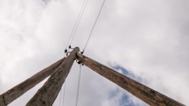 Ahşap bir elektrik direği bulutlar çerçevede bir. Zaman atlamalı. Video