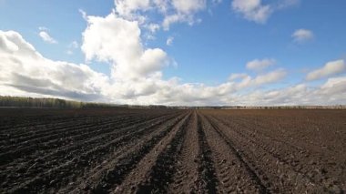 Ekilebilir arazinin yakın çekim üzerinde bulutlar. Video