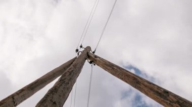 Ahşap bir elektrik direği bulutlar çerçevede bir. Zaman atlamalı. Video
