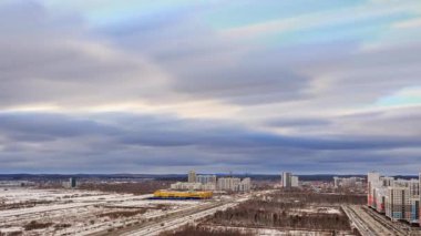 Yekaterinburg, Rusya, zaman atlamalı video banliyölerinde üzerinde akşam bulutlar. UltraHD (4k)