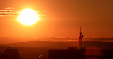 Kule Vinç karşı günbatımı gökyüzü inşaat sahasında. Ekaterinburg, Rusya Federasyonu. Video. UltraHD (4k)