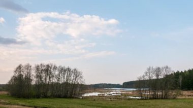 Göl üzerinde yağmur. Hava açık bir gökyüzünden yağma. Zaman atlamalı. Video