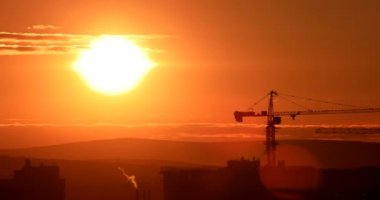 Kule Vinç karşı günbatımı gökyüzü inşaat sahasında. Ekaterinburg, Rusya Federasyonu. Video. UltraHD (4k)