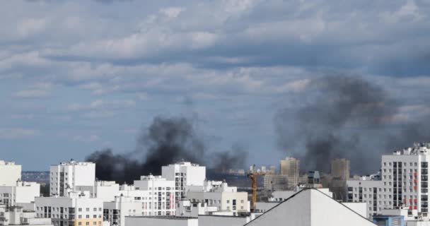 Humo Negro Incendio Sobre Edificios Residenciales Varios Pisos Vídeo Ultrahd — Vídeos de Stock