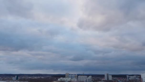 Malam Awan Atas Pinggiran Kota Yekaterinburg Rusia Waktu Video Lapse — Stok Video