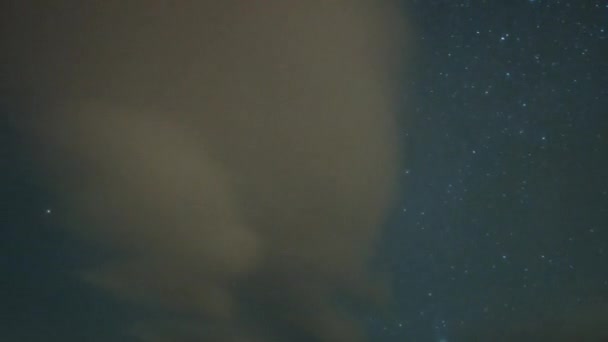 Yıldızlar Bulutların Üstünde Mavi Gökyüzü Arkasında Hava Değiştirme Video Ultrahd — Stok video