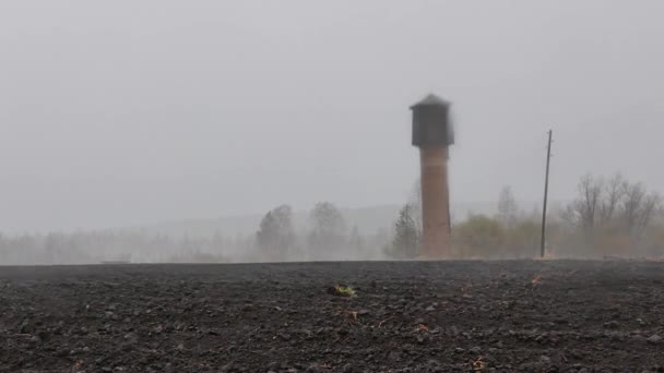 Färsk Åkermark Och Snö Med Regn Video Ultrahd — Stockvideo