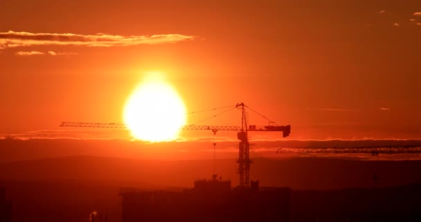 Γερανός Πύργων Στο Εργοτάξιο Κατά Ηλιοβασίλεμα Ουρανό Αικατερινούπολη Ρωσική Ομοσπονδία — Αρχείο Βίντεο