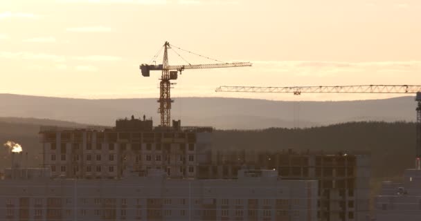 Żuraw Wieżowy Budowie Przeciwko Zachód Słońca Niebo Ekaterinburg Federacja Rosyjska — Wideo stockowe