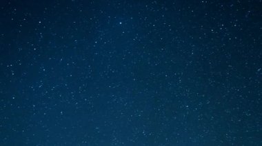 güzel yıldızlı gökyüzü, çam ağaçları ve ay gece görüş doğmak, video, ultrahd (4k)