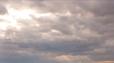 Akşam bulutlar mavi gökyüzü üzerinde çalışan. Video. 