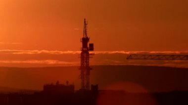 Kule Vinç karşı günbatımı gökyüzü inşaat sahasında. Ekaterinburg, Rusya Federasyonu. Video. UltraHD (4k)