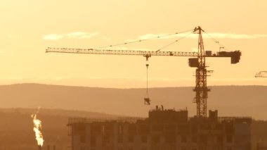 Kule Vinç karşı günbatımı gökyüzü inşaat sahasında. Ekaterinburg, Rusya Federasyonu. Video. UltraHD (4k)