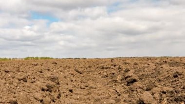 Ekilebilir arazinin yakın çekim üzerinde bulutlar. Zaman atlamalı. Video