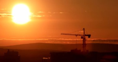Kule Vinç karşı günbatımı gökyüzü inşaat sahasında. Ekaterinburg, Rusya Federasyonu. Video. UltraHD (4k)