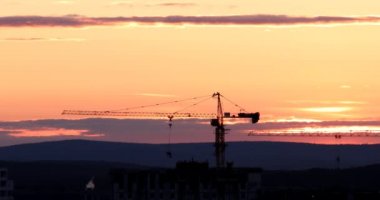 Kule Vinç karşı günbatımı gökyüzü inşaat sahasında. Ekaterinburg, Rusya Federasyonu. Video. UltraHD (4k)