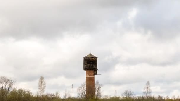 Torre Agua Contra Densas Nubes Video Time Lapse — Vídeo de stock