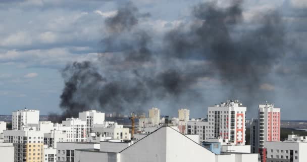 Czarny Dym Pożaru Nad Budynków Wielokondygnacyjnych Wideo Ultrahd — Wideo stockowe
