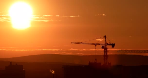 Żuraw Wieżowy Budowie Przeciwko Zachód Słońca Niebo Ekaterinburg Federacja Rosyjska — Wideo stockowe