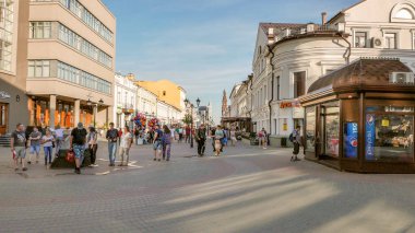 Rusya, Kazan - 19 Ağustos 2017: Yaz Kazan ana yaya cadde boyunca yürümek. Bauman Sokağı. Kazan, Rusya Federasyonu 