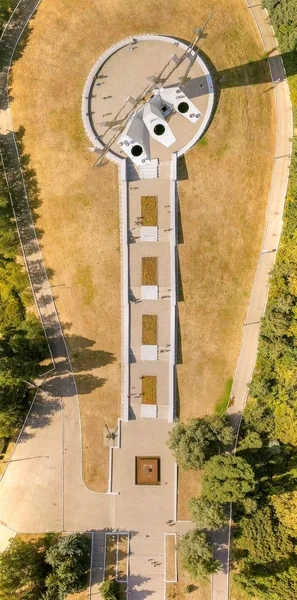 Complejo conmemorativo Cranes in Victory Park en la montaña Sokolova en Saratov - un monumento a los Saratovitas que murieron en la Gran Guerra Patria de 1941-1945 — Foto de Stock
