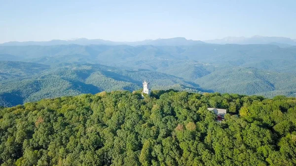 塔を持つ山は森林で覆われています。マウント アフンの展望、ソチ、ロシア — ストック写真